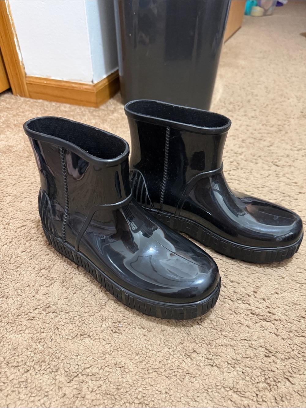 UGG Women's Black Glossy Short Rain Boots